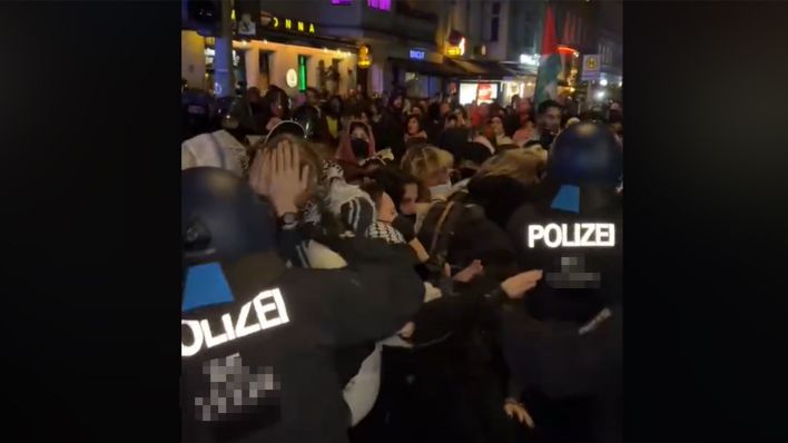 Polizeieinsatz bei einer Demonstration am Frauentag in Berlin, 8.3.25, Ohlauer/Ecke Wiener Straße in Berlin Kreuzberg. (Quelle: Instagram/unpublished.de)