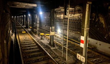 Männer betreten Gleistunnel – S-Bahn mit Schnellbremsung