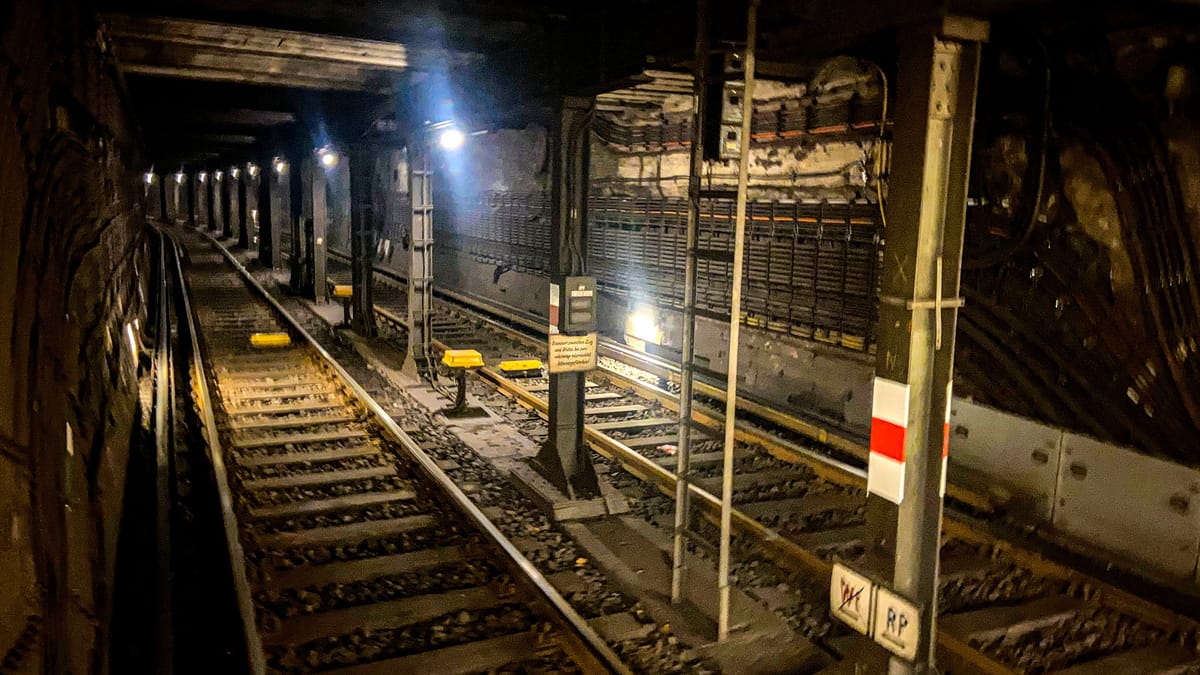 Männer betreten Gleistunnel – S-Bahn mit Schnellbremsung