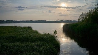 Nach Gewittern und gebietsweisen stärkeren Regenfällen zeigte sich am Samstagbend mancherorts wieder die Sonne – wie hier bei Dreifelden im Westerwald am Dreifelder Weiher.