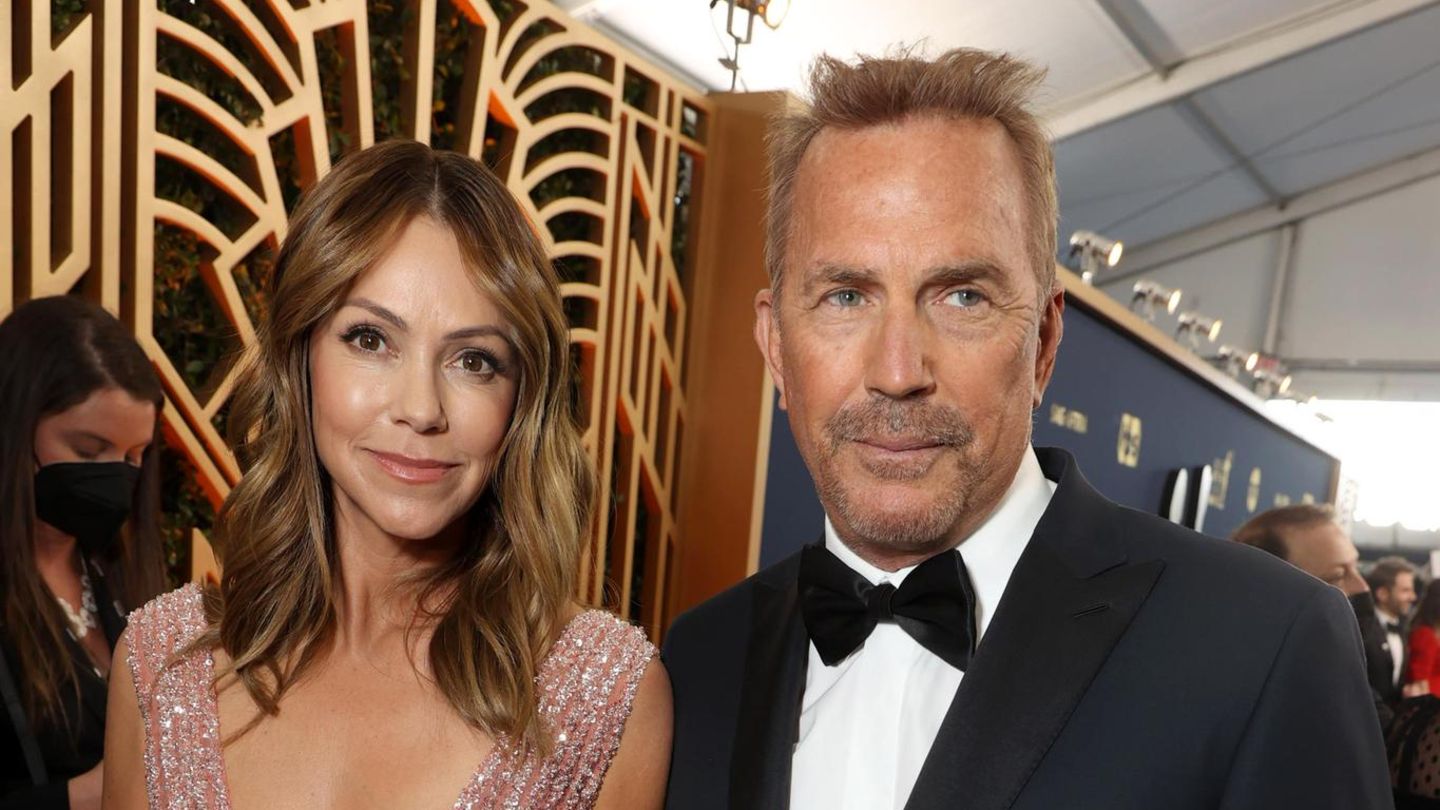 Kevin Costner + Christine Baumgartner: Eisige Distanz bei der Abiturfeier ihres Sohnes