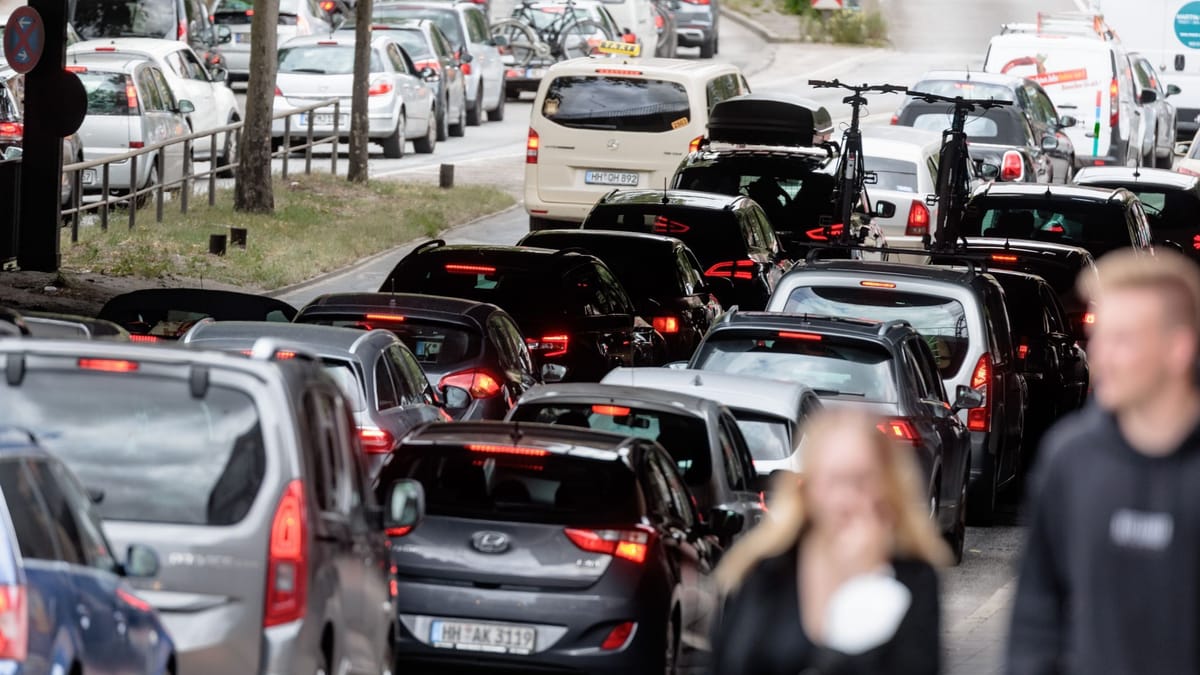 Veteranentag, Demos und A7-Sperrung – viel Stau in der Hansestadt