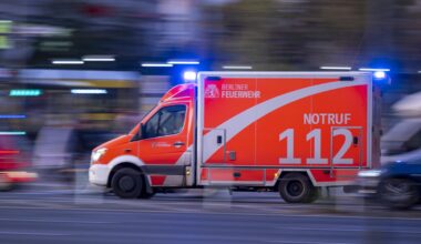 Porsche kracht in Rettungswagen und dann gegen Ampelmast