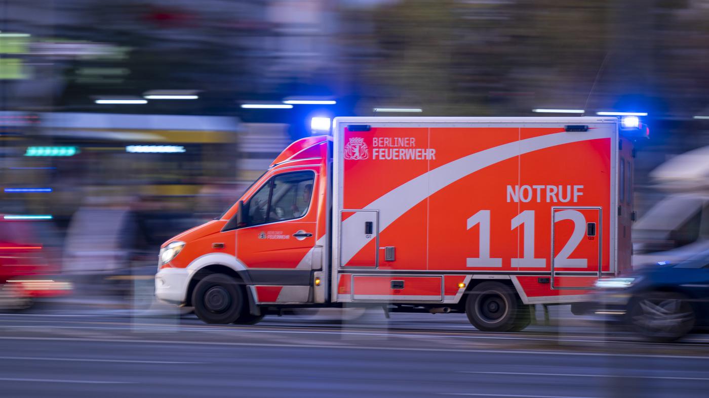 Porsche kracht in Rettungswagen und dann gegen Ampelmast