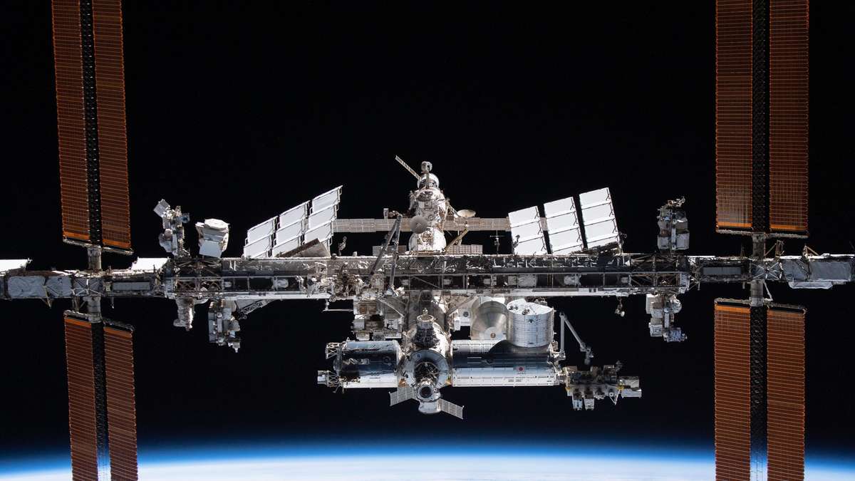 Leck an Bord der ISS bremst Weltraumtouristen aus – Vierköpfige Crew muss warten
