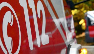 Brand in Mehrfamilienhaus: Bewohnerin rettet Nachbarn