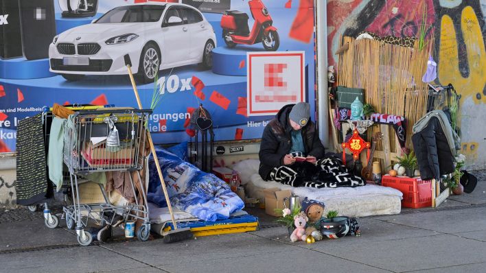 Symbolbild: Obdachloser am Alexanderplatz, Berlin Mitte. (Quelle: dpa/Joko)