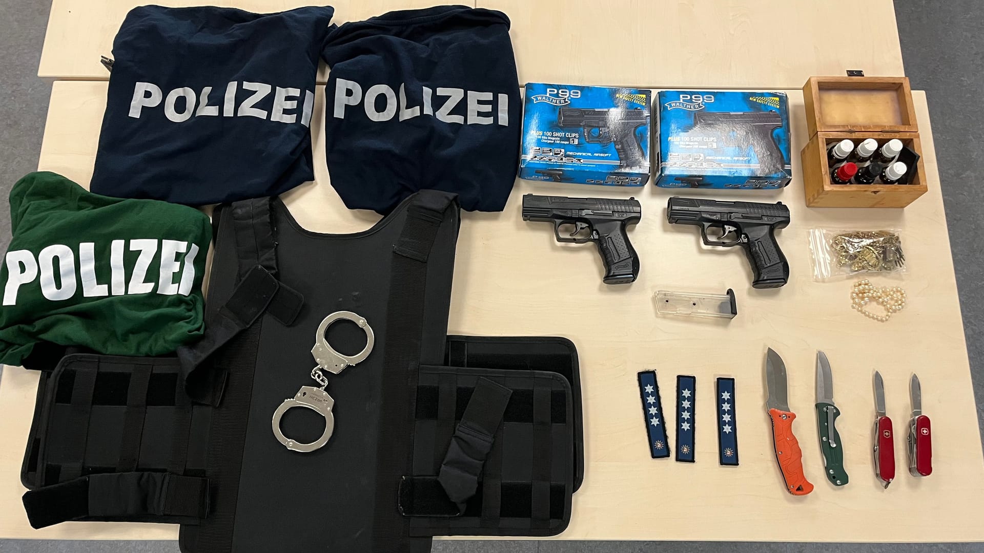 Ungewöhnlicher Einsatz für die Polizei: In Düsseldorf hatte ein Mann etwa T-Shirts mit "Polizei"-Aufdruck bei sich.