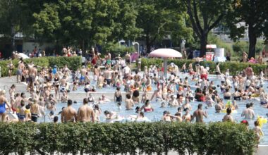 Einsatzhundertschaft rückt in Sommerbad Wilmersdorf an