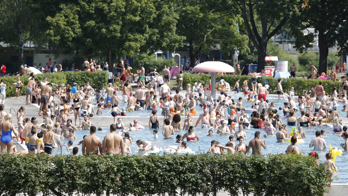 Einsatzhundertschaft rückt in Sommerbad Wilmersdorf an