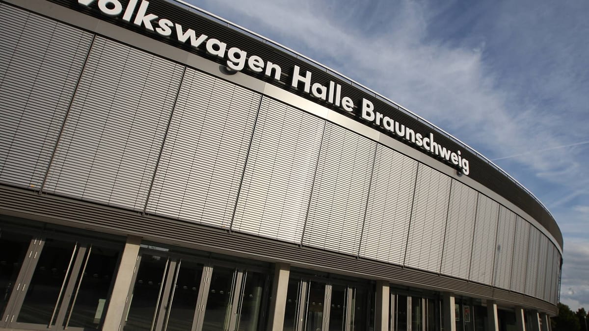 Riesige Photovoltaikanlage auf Volkswagen-Halle in Betrieb