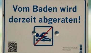 Grube Prinz von Hessen: ARCHIV - 25.07.2019, Hessen, Messel: Ein Schild rät vom Baden in der "Grube Prinz von Hessen" ab. (zu dpa: «Badesee in Darmstadt wegen Blaualgen gesperrt») Foto: Andreas Arnold/dpa +++ dpa-Bildfunk +++