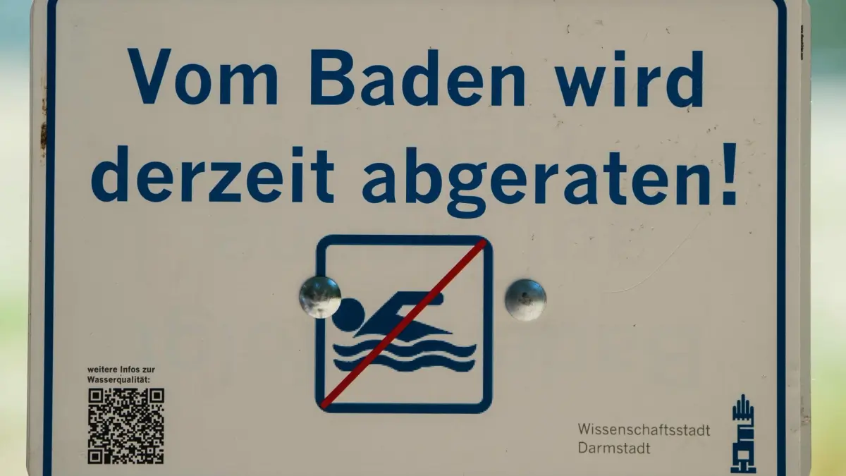 Grube Prinz von Hessen: ARCHIV - 25.07.2019, Hessen, Messel: Ein Schild rät vom Baden in der "Grube Prinz von Hessen" ab. (zu dpa: «Badesee in Darmstadt wegen Blaualgen gesperrt») Foto: Andreas Arnold/dpa +++ dpa-Bildfunk +++