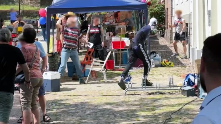 Angriff auf Besucher der Vielfaltsveranstaltung in Bad Freinewalde am 15.06.2025. (Quelle: rbb)