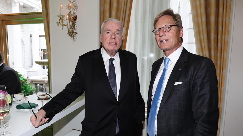 Brandanschläge in Hamburg: Der Unternehmer Klaus-Michael Kühne (l) und Karl Gernandt, Präsident des Verwaltungsrats von Kühne+Nagel am 09.01.2017 im Hamburger Hotel Atlantic.