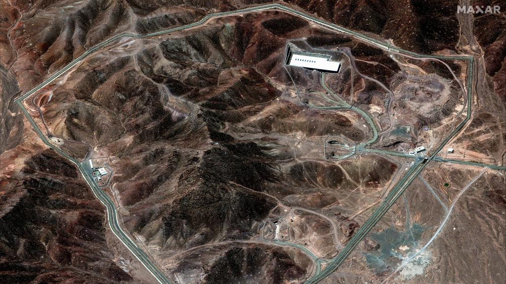 Irans Atomprogramm: In der Atomanlage Fordo nahe Teheran sollen in den vergangenen Monaten große Mengen angereicherten Urans hergestellt worden sein, mutmaßlich für Atomwaffen. Diese Satellitenaufnahme zeigt den teils in ein Bergmassiv verbauten Komplex am 14. Juni 2025.