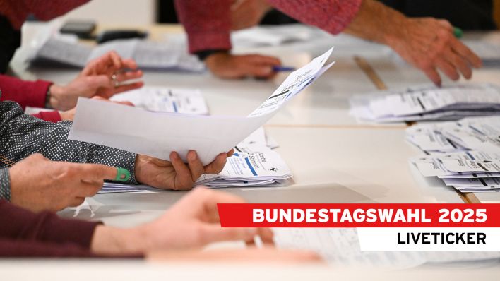 Symbolbild: Stimmzettel der Briefwahl für die Bundestagswahl werden am 23.02.2025ausgezählt. (Quelle: dpa-Bildfunk /Bernd Weißbrod)