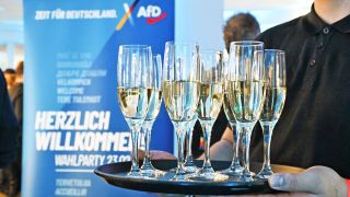 Helfer reichen Sekt bei der Wahlparty der Alternative für Deutschland in der Bundesgeschäftsstelle der AfD am 23.02.2025.(Quelle:picture alliance/dpa/J.Stratenschulte)
