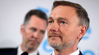 Christian Lindner, Bundesvorsitzender und Spitzenkandidat der FDP, äußert sich bei der Wahlparty der Freien Demokraten (FDP) im Hans-Dietrich-Genscher-Haus, der FDP-Parteizentrale, zu den ersten Prognosen für die Bundestagswahl. (Quelle: dpa-Bildfunk/Bernd von Jutrczenka)
