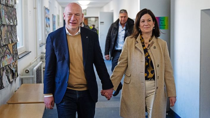 23.02.2025, Berlin: Kai Wegner (CDU), Regierender Bürgermeister von Berlin, und Katharina Günther-Wünsch (CDU), Senatorin für Bildung, Jugend und Familie von Berlin, kommen zur Stimmabgabe in ihr Wahllokal.(Quelle:dpa/C.Gateau)
