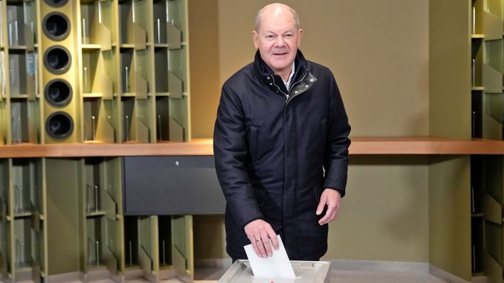 Bundeskanzler Olaf Scholz gibt zur Bundestagswahl am 23.02.2025 seine Stimme ab. (Quelle: Picture Alliance/Ebrahim Noroozi)