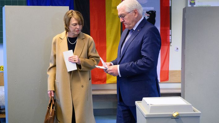 Bundespräsident Frank-Walter Steinmeier (rechts) und seine Frau Elke Büdenbender im Wahllokal. Bild: