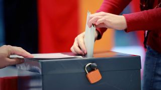Eine Wählerin wirft ihren WahlzetteBundestagswahl am 22.09.2013 in Berlin in eine Wahlurne.