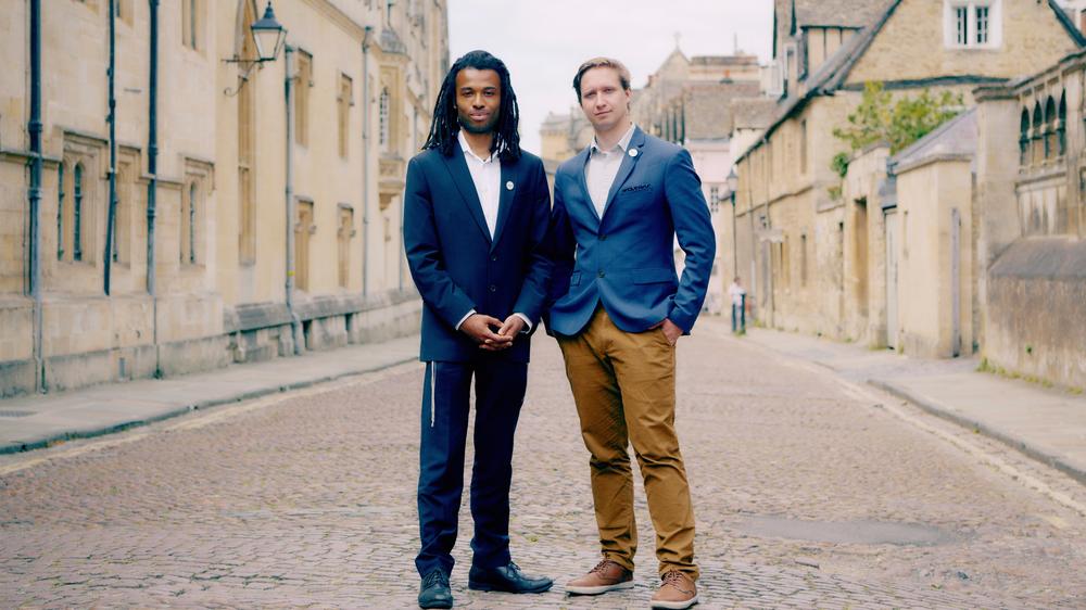 KI in Großbritannien: Andreas Halner (links) und Daniel Szulc von OXcan wollen mit künstlicher Intelligenz die Krebserkennung verbessern.