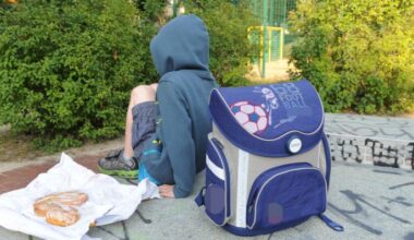 Symbolbild: Ein Junge sitzt mit seinem Schulranzen auf einer Tischtennisplatte auf einem Spielplatz in Berlin und spielt auf einem Smartphone. (Quelle: dpa/Kalaene)