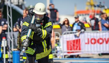 Symbolbild: Feuerwehrmann Ryan Green sprintet bei der Firefighter Combat Challenge in Bremerhaven mit einem Schlauch zum Brandort (Quelle: dpa/Focke Strangmann)