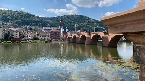 Die Alte Brücke über den Neckar verbindet die Heidelberger Altstadt mit dem Stadtteil Neuenheim