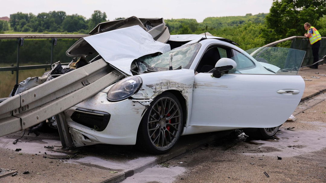 Porsche-Fahrer rast fast in den Abgrund - Vollsperrung!