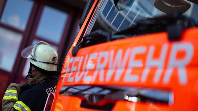 Seniorin gerettet: Mehrere Feuerwehrtrupps mit Atemschutz suchten in dem Haus nach Menschen. (Symbolbild)