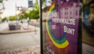 Brandenburg: Angriff auf „Bad Freienwalde ist bunt“ – Polizei durchsucht Wohnung von Verdächtigem