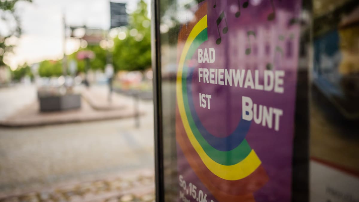 Brandenburg: Angriff auf „Bad Freienwalde ist bunt“ – Polizei durchsucht Wohnung von Verdächtigem
