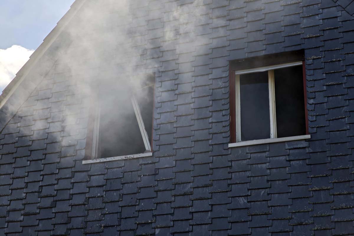 Aktualisiert: Wohnhausbrand in Alsdorf - Feuerwehr rettete eine schwerverletzte Person