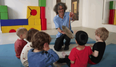 Musiklehrer Ali Ekhtiari musiziert mit Kindern einer Berliner Kita (Quelle: rbb)