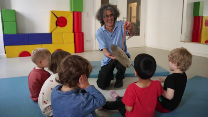 Musiklehrer Ali Ekhtiari musiziert mit Kindern einer Berliner Kita (Quelle: rbb)