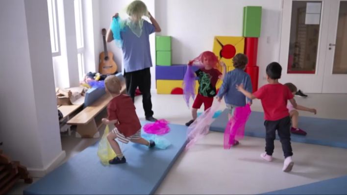 Ali Ekhtiari spielt mit Kleinkindern im Musikunterricht (Quelle rbb).