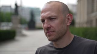 Konstantin Kohl von der Gewerkschaft Verdi sieht Honorarkräfte unter Druck (Quelle: rbb).