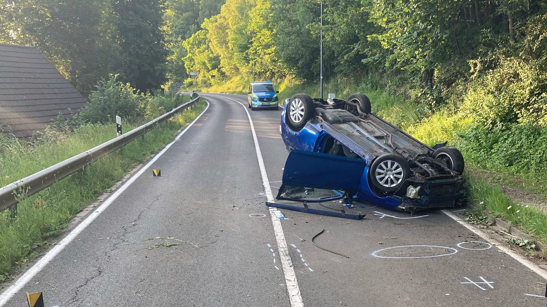 Ein junger Autofahrer überschlägt sich auf der Venwegener Straße: Ein Anwohner hatte Reifenquietschen gehört.