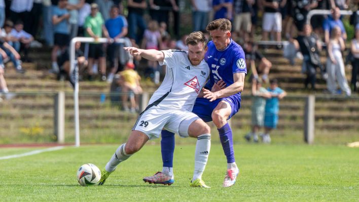 Zweikampf zwischen Patrick Breitkreutz (BFC Preussen, links) und Valentin Rode (Mahlsdorf). (Bild: imago/Matthias Koch)