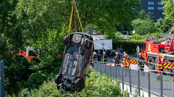 Hamburg: Die Feuerwehr barg das Auto mit einem Kran.
