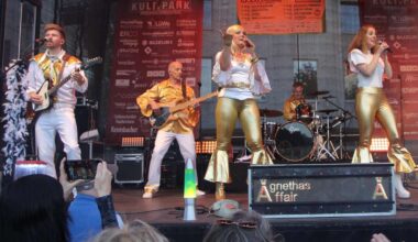 Hunderte feiern und tanzen zu Abba-Songs