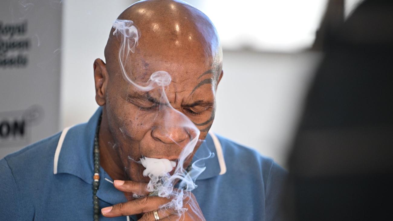Leute: Box-Ikone Mike Tyson kifft in Berlin