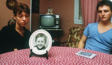 ARCHIV - 23.11.1984, Frankreich, Épinal: Christine und Jean-Marie Villemin, die Eltern des ermordeten Gregory, sitzen hinter einem Bild ihres kleinen Sohnes. Die Ermordung des damals Vierjährigen entwickelte sich zu einem der größten Justizskandale Frankreichs. (zu dpa: «Nach 40 Jahren neue Untersuchungen im Mordfall Grégory in Frankreich») Foto: Eric Feferberg/AFP/dpa +++ dpa-Bildfunk +++
