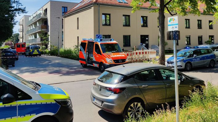 21.06.2025, Berlin: Einsatzfahrzeuge von Feuerwehr, Rettungsdienst und Polizei stehen in Zehlendorf, wo ein Mann erstochen worden ist