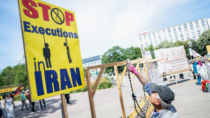 Auf einem Schild bei einer Demonstration gegen den Krieg im Iran und die iranische Regierung steht "Stop executions in Iran"