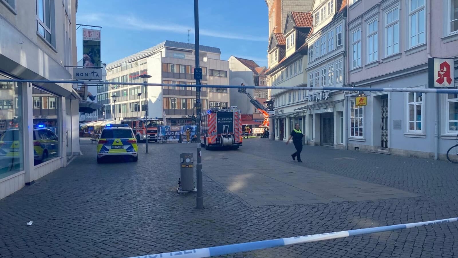 Die Innenstadt wird wegen des Brandes weiträumig abgesperrt: Es kommt zu einer starken Rauchentwicklung.