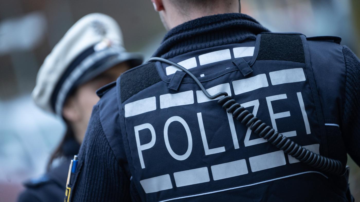 Jungs schmeißen in Lichtenberg Steine auf die Straße